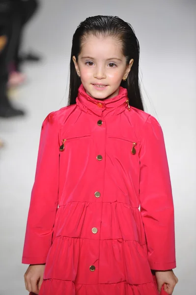 Visualização de óleo e água no petitePARADE Kids Fashion Week — Fotografia de Stock