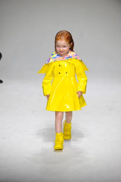 Visualização de óleo e água no petitePARADE Kids Fashion Week — Fotografia de Stock