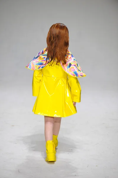 Podgląd oleju i wody w petiteparade Kids Fashion Week — Zdjęcie stockowe