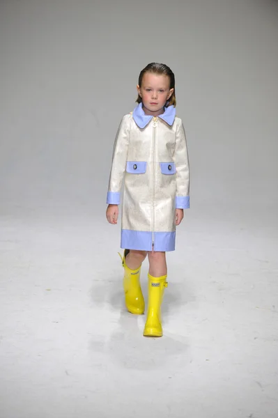 Öl- und Wasservorschau auf der petiteparade kids fashion week — Stockfoto