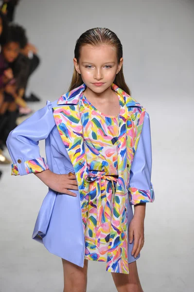 Oleje a vody náhled v petiteparade děti Fashion Week — Stock fotografie