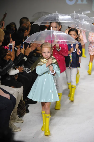 Öl- und Wasservorschau auf der petiteparade kids fashion week — Stockfoto