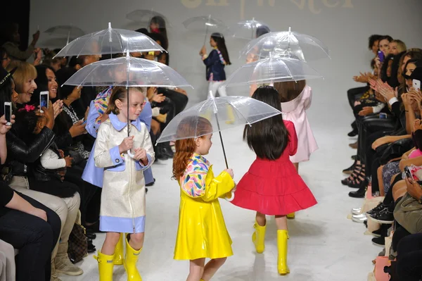 Visualização de óleo e água no petitePARADE Kids Fashion Week — Fotografia de Stock