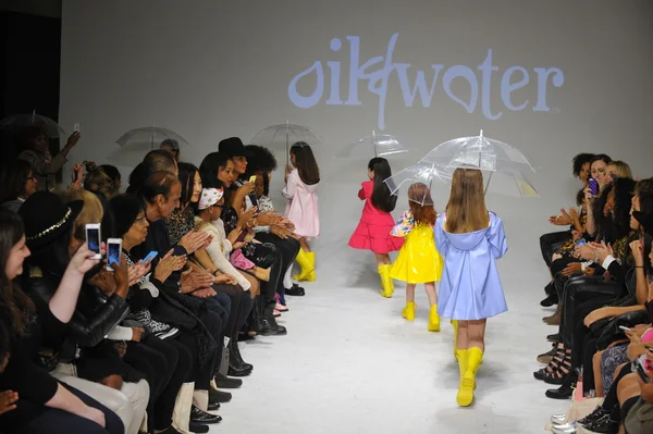 Podgląd oleju i wody w petiteparade Kids Fashion Week — Zdjęcie stockowe