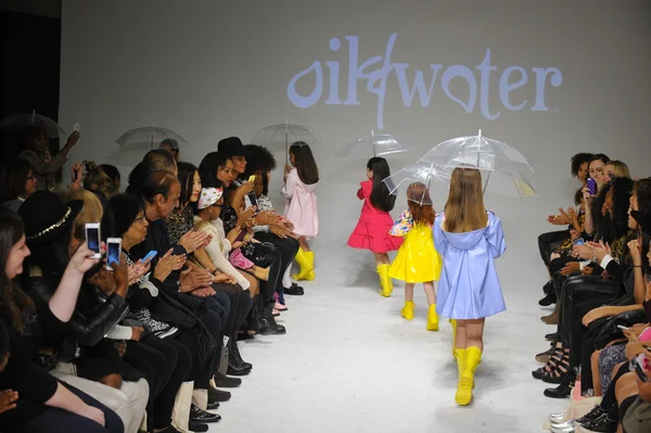 Öl- und Wasservorschau auf der petiteparade kids fashion week — Stockfoto