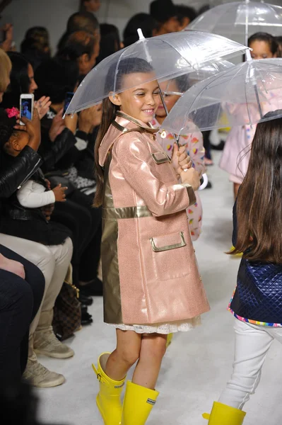 Pratinjau Minyak dan Air pada Pekan Mode Anak-anak petitePARADE — Stok Foto