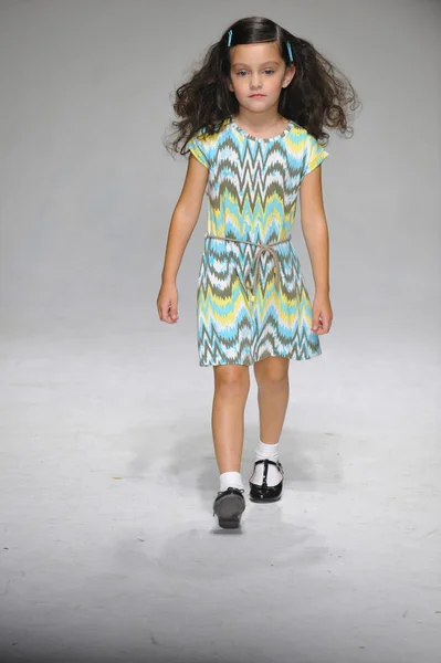 Vorschau auf petiteparade kids fashion week — Stockfoto