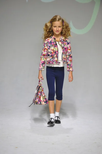 Förhandsgranska på petiteparade Kids Fashion Week — Stockfoto