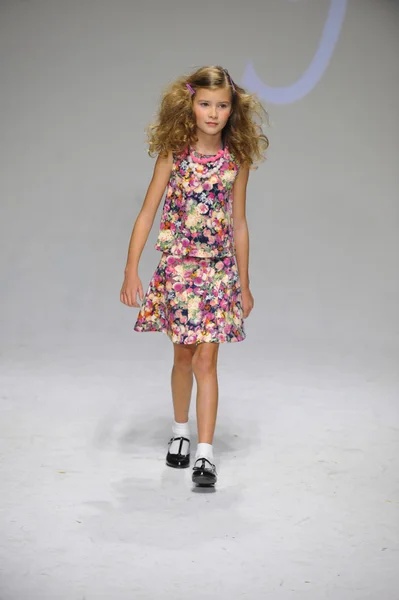 Voorbeeld bij petiteparade Kids Fashion Week — Stockfoto