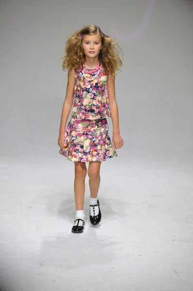 Voorbeeld bij petiteparade Kids Fashion Week — Stockfoto