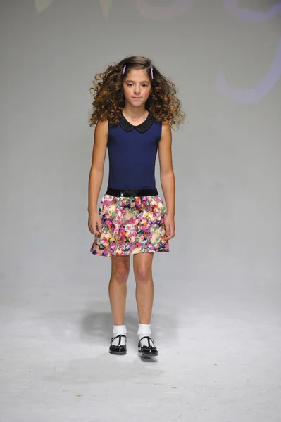 Voorbeeld bij petiteparade Kids Fashion Week — Stockfoto