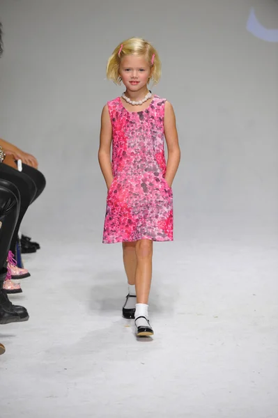 Vista previa en petitePARADE Kids Fashion Week —  Fotos de Stock