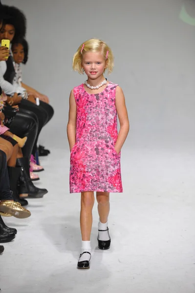 Vorschau auf petiteparade kids fashion week — Stockfoto