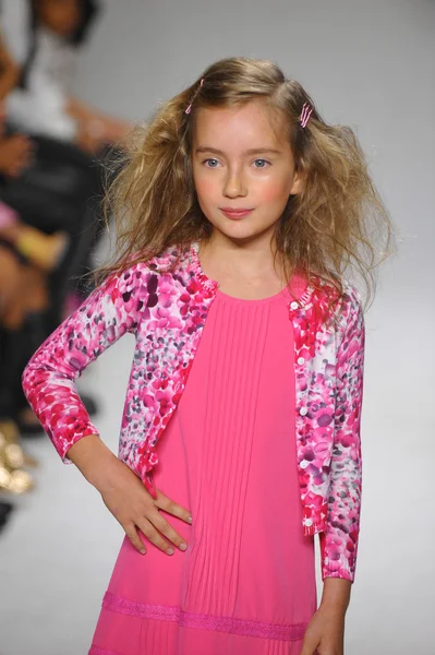 Voorbeeld bij petiteparade Kids Fashion Week — Stockfoto