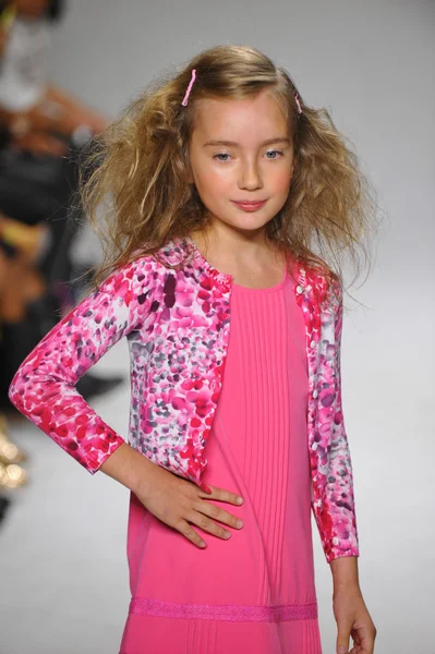 Förhandsgranska på petiteparade Kids Fashion Week — Stockfoto