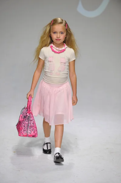 Voorbeeld bij petiteparade Kids Fashion Week — Stockfoto