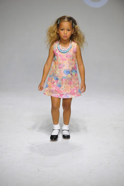Voorbeeld bij petiteparade Kids Fashion Week — Stockfoto