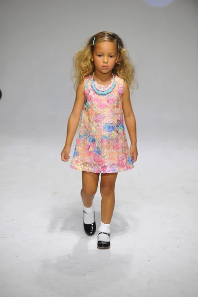 Förhandsgranska på petiteparade Kids Fashion Week — Stockfoto