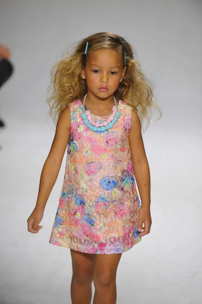 Voorbeeld bij petiteparade Kids Fashion Week — Stockfoto