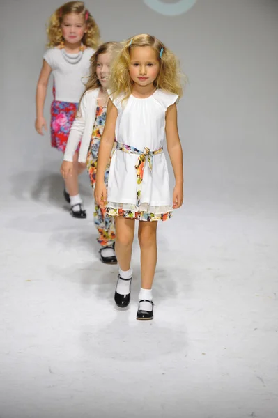 Imoga preview bij petiteparade Kids Fashion Week — Stockfoto