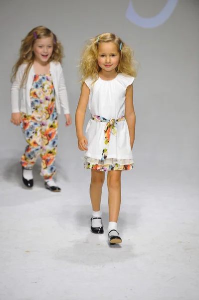 Imoga förhandsvisningen på petiteparade Kids Fashion Week — Stockfoto