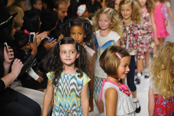 Vista previa de Imoga en petitePARADE Kids Fashion Week — Foto de Stock