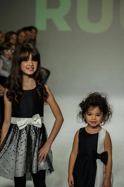 Vorschau auf die petiteparade kids fashion week — Stockfoto