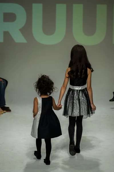 Ruum förhandsvisningen på petiteparade Kids Fashion Week — Stockfoto