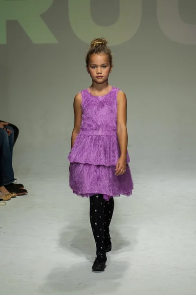 Ruum förhandsvisningen på petiteparade Kids Fashion Week — Stockfoto