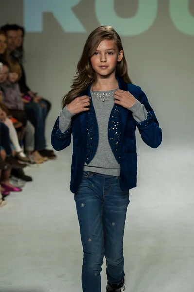 Vorschau auf die petiteparade kids fashion week — Stockfoto