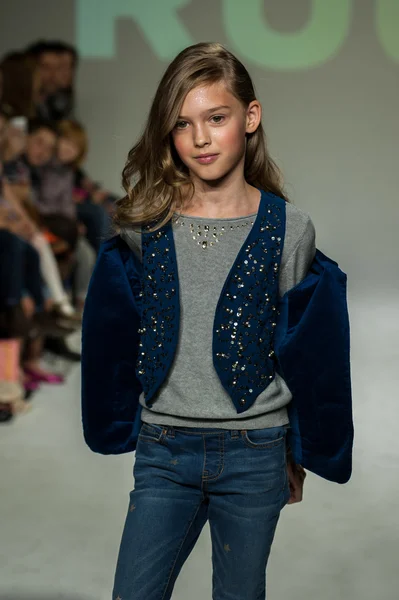 Vorschau auf die petiteparade kids fashion week — Stockfoto