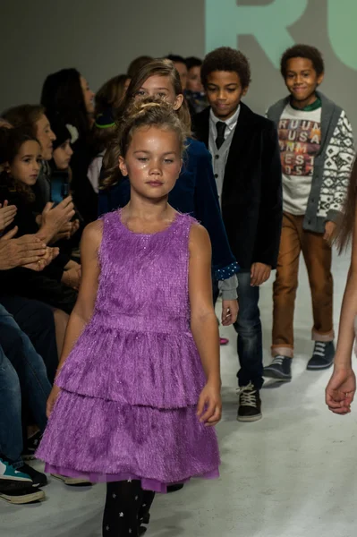Vorschau auf die petiteparade kids fashion week — Stockfoto