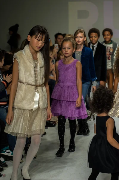 Ruum preview bij petite Parade Kids Fashion Week — Stockfoto