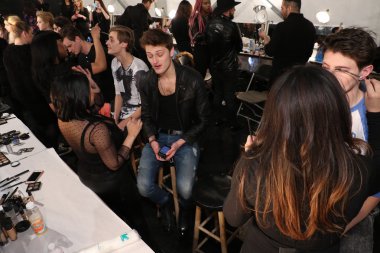 Sahne arkasında Sergio Davila defilede