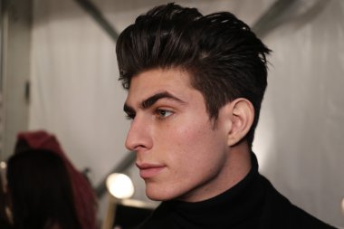 Sahne arkasında Sergio Davila defilede hazırlanıyor model