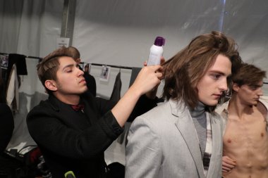 Sahne arkasında Sergio Davila defilede hazırlanıyor model