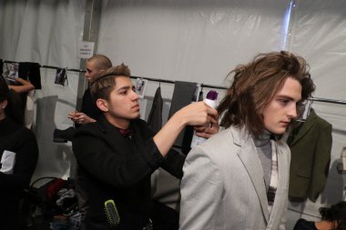 Sahne arkasında Sergio Davila defilede hazırlanıyor model