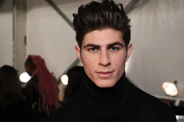 Model klaar achter de schermen bij de modeshow van Sergio Davila — Stockfoto