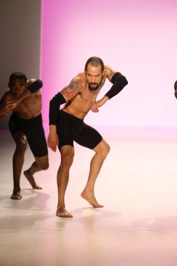 Dansçılar New York Life defilede gerçekleştirir