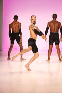 Dansçılar New York Life defilede gerçekleştirir