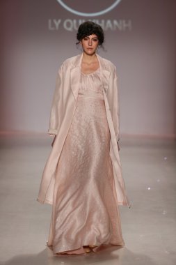 Ly Qui Khanh New York Life moda gösterisi