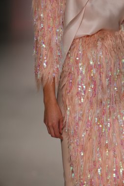 Ly Qui Khanh New York Life moda gösterisi