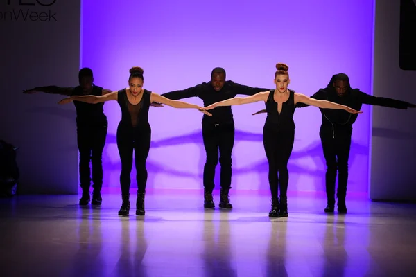 Χορευτές που εκτελεί στο άνοιγμα της η επίδειξη μόδας Νέα Υόρκη ζωή — Φωτογραφία Αρχείου