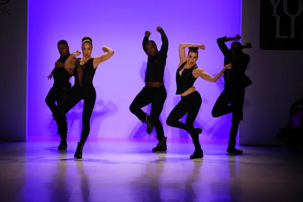 Dancers performs at opening of the New York Life fashion show — Stock Photo, Image