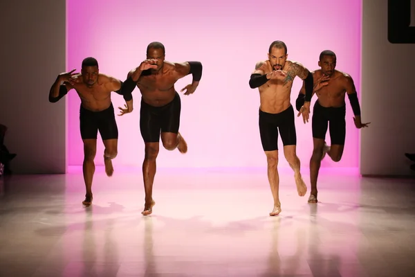 Tancerze wykonuje w życie Nowy Jork pokaz mody — Zdjęcie stockowe