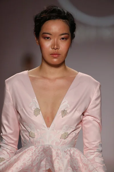 Ly Qui Khanh en el desfile de moda de New York Life — Foto de Stock