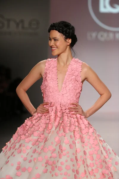 Ly Qui Khanh at the New York Life fashion show — Stock Photo, Image