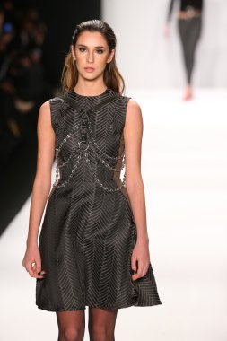 Bay Triple X tasarımı sanat kalpler moda göstermek