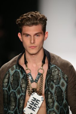 Bay Triple X tasarımı sanat kalpler moda göstermek