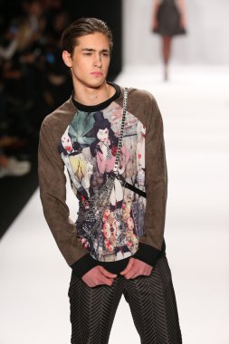 Bay Triple X tasarımı sanat kalpler moda göstermek